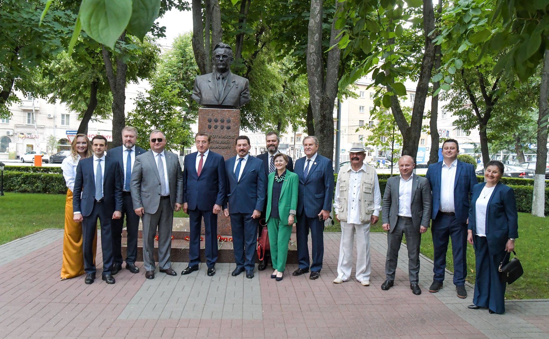Сергей Лукин принял участие в возложении цветов к памятнику Виталию Воротникову – первому секретарю Воронежского обкома КПСС, который возглавлял регион с 1971 по 1975 годы