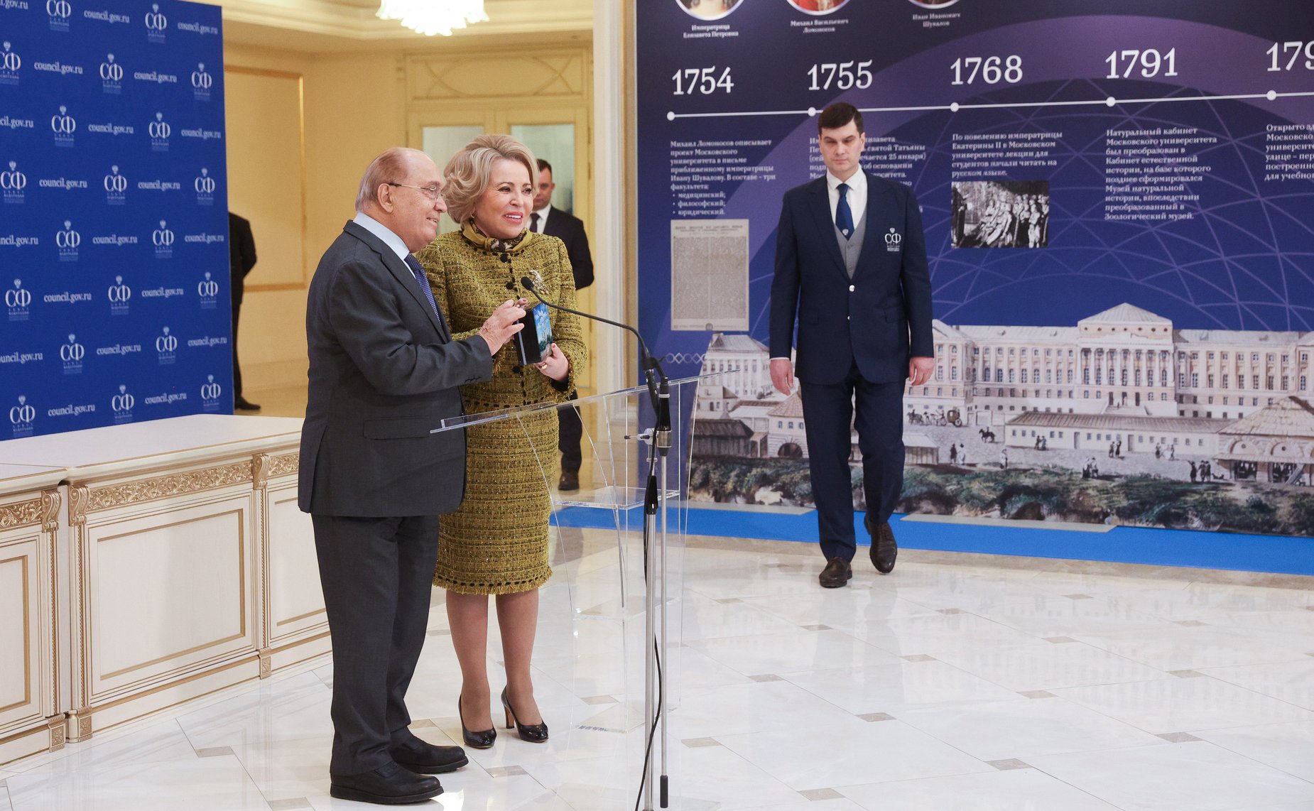 Виктор Садовничий вручил Валентине Матвиенко памятный юбилейный знак «270 лет МГУ»