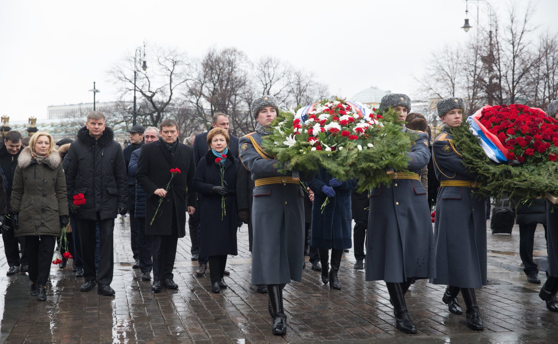 Галина Карелова, Николай Журавлев и Геннадий Голов приняли участие в возложении цветов к памятнику маршалу Г.К. Жукову