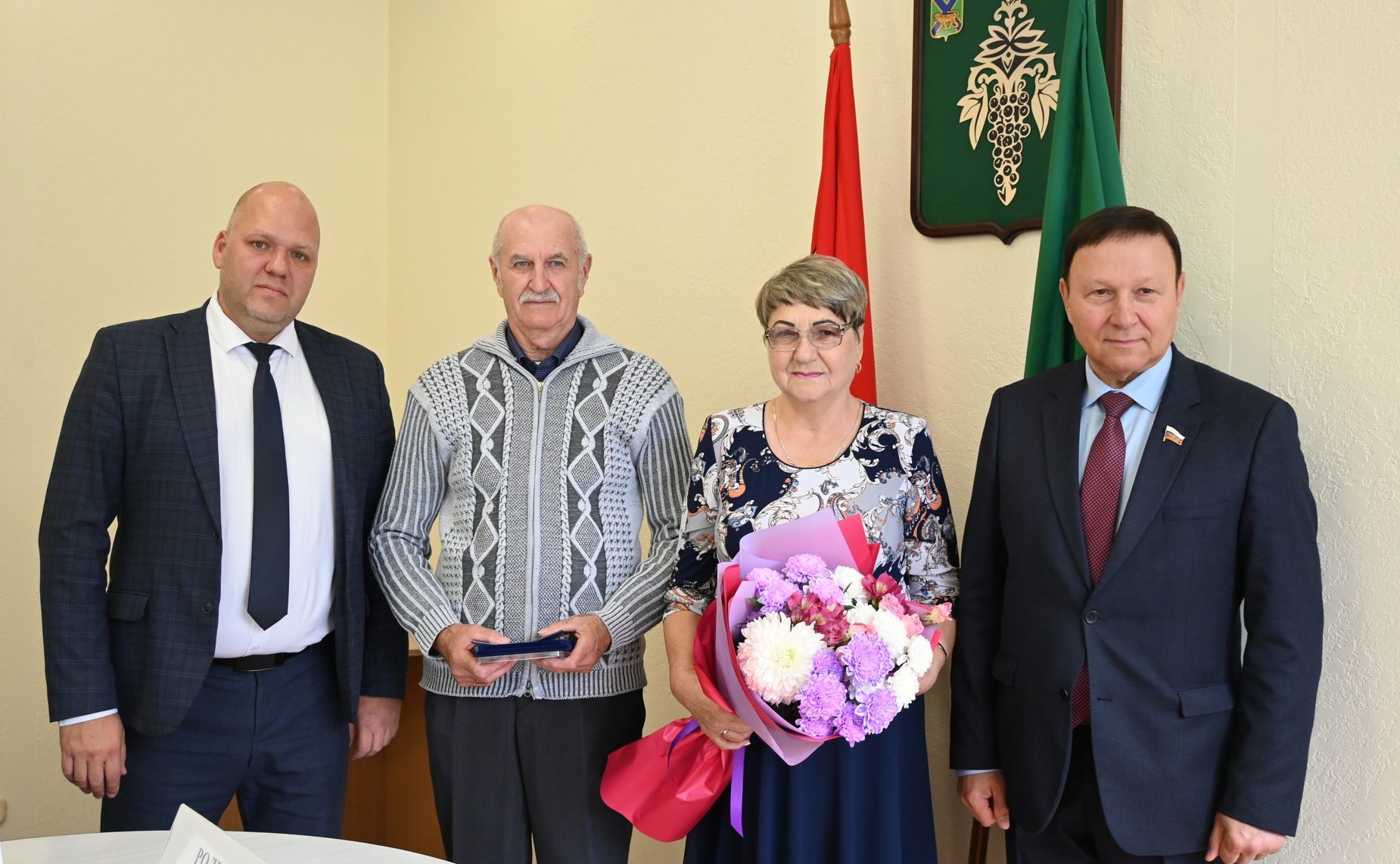 Александр Ролик вручил приморским семьям почетный знак «Семейная доблесть»