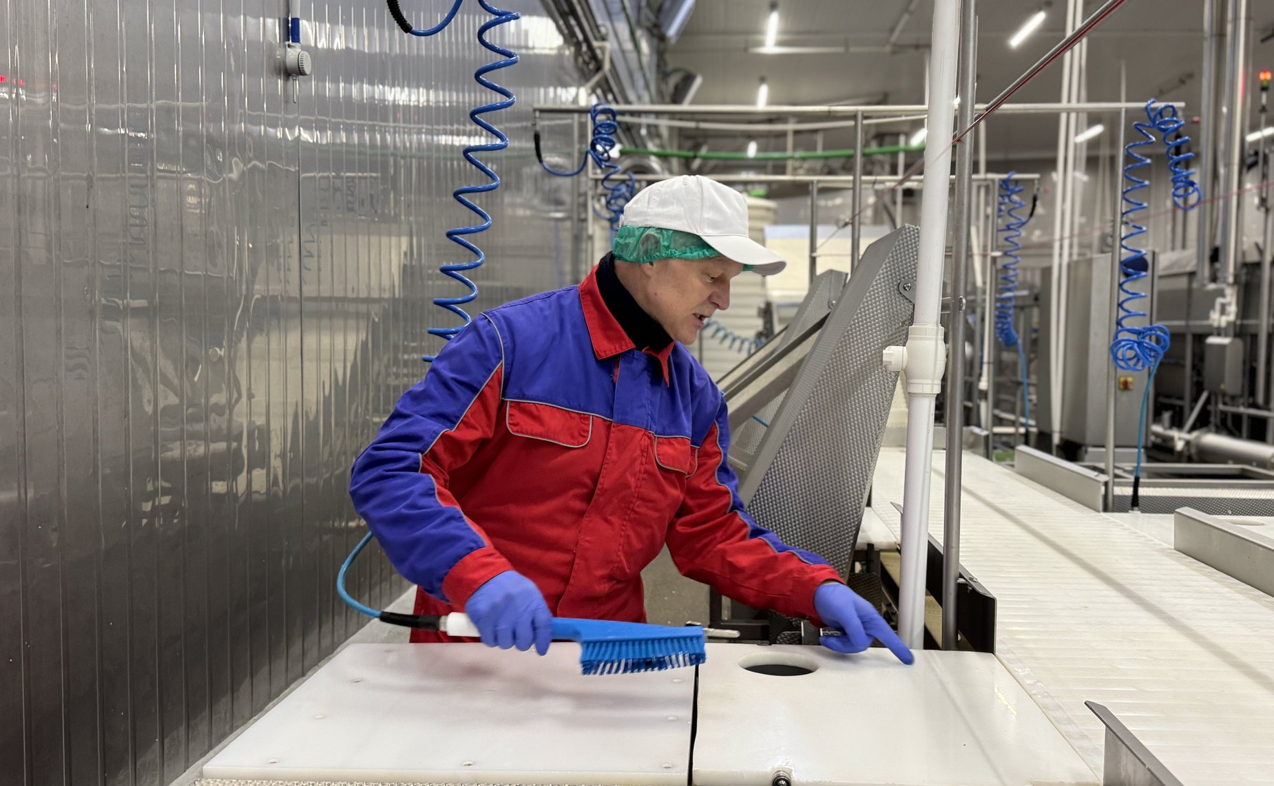 Елена Дягилева посетила одну из рыбных компаний — береговое перерабатывающее производство