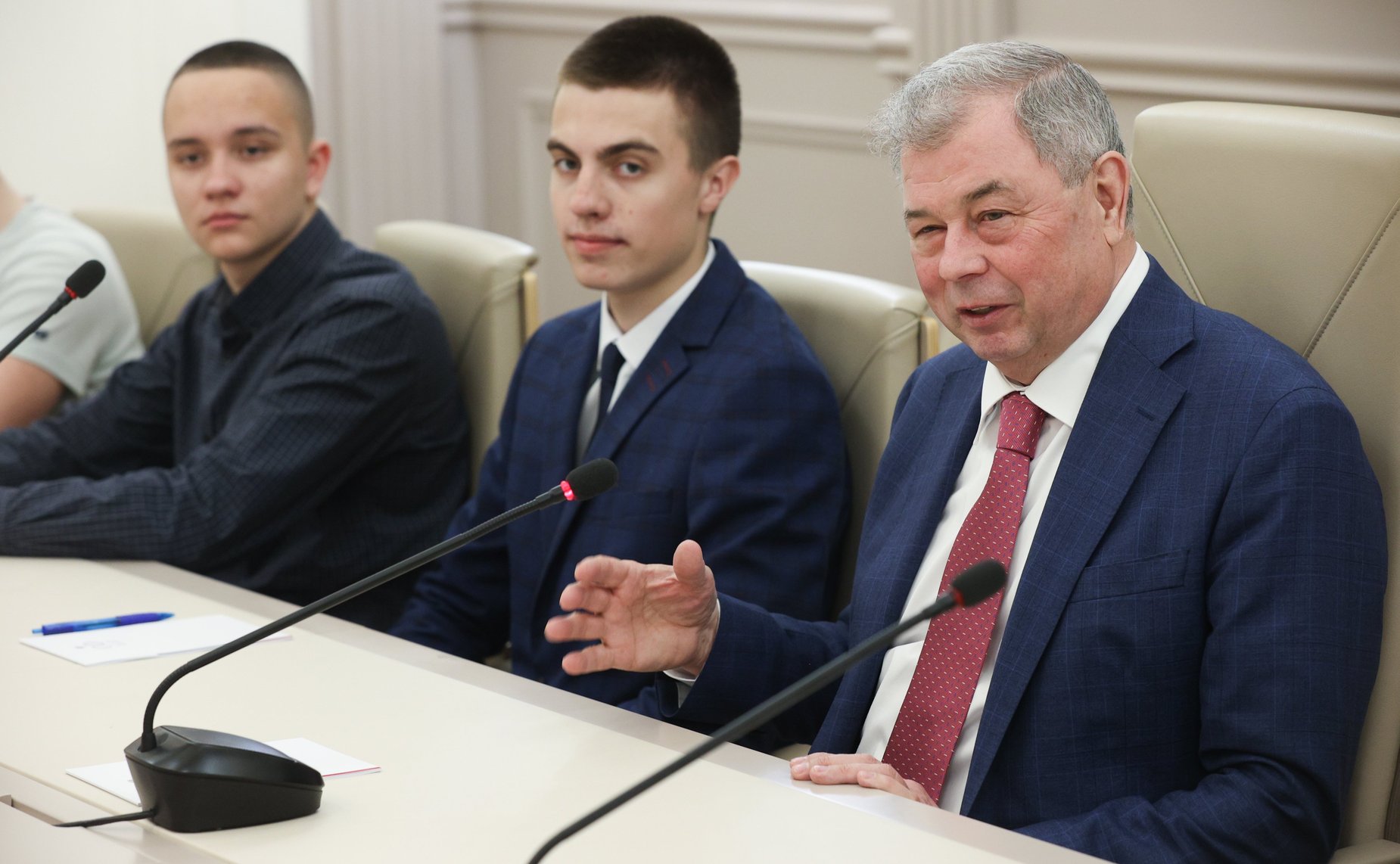 Анатолий Артамонов встретился в Совете Федерации со школьникам из Людиновского района Калужской области