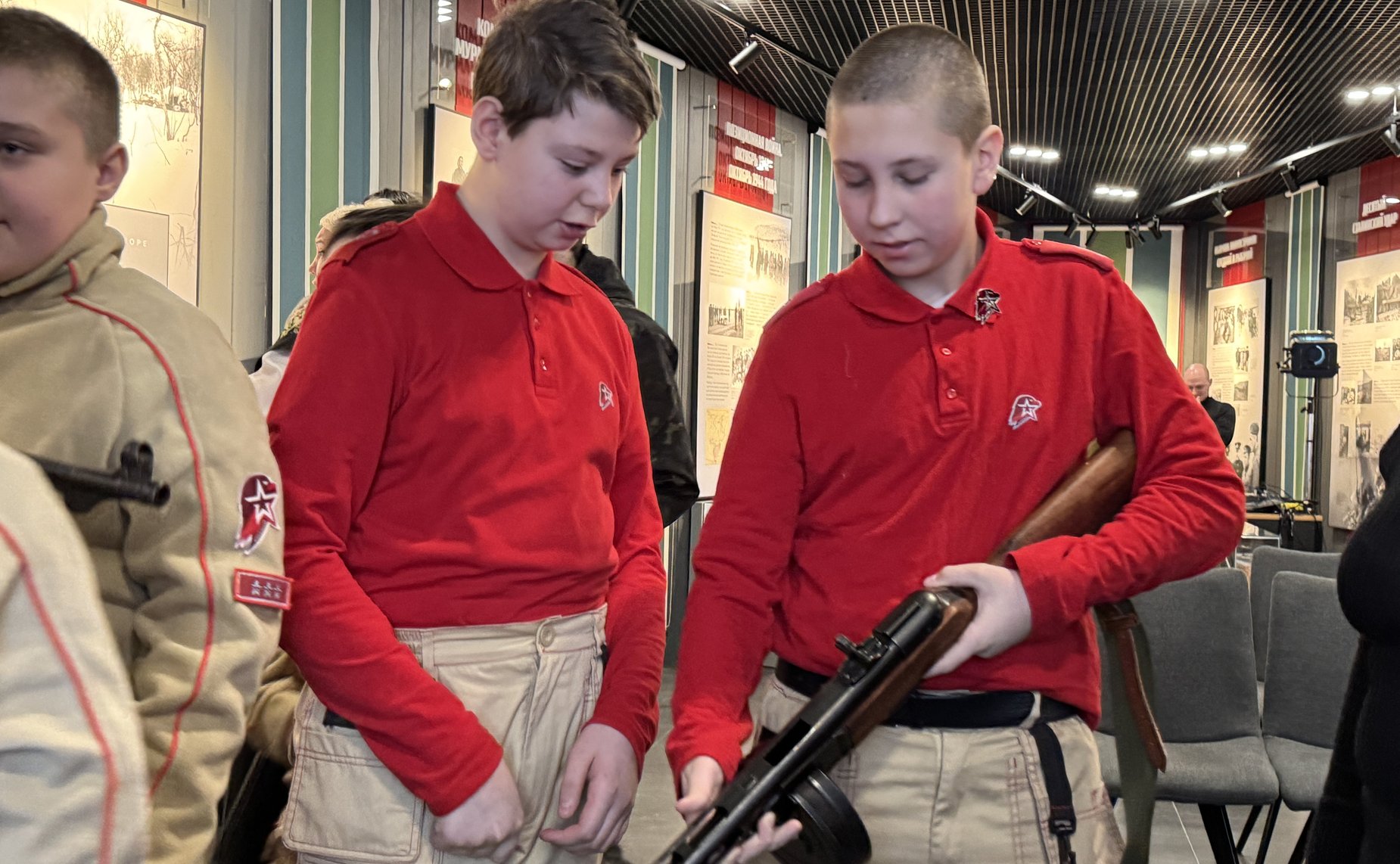 Вместе с представителями Всероссийского детско-юношеского военно-патриотического общественного движения «Юнармия» сенатор Елена Дягилева ознакомилась с экспозицией нового музейного комплекса Долины Славы