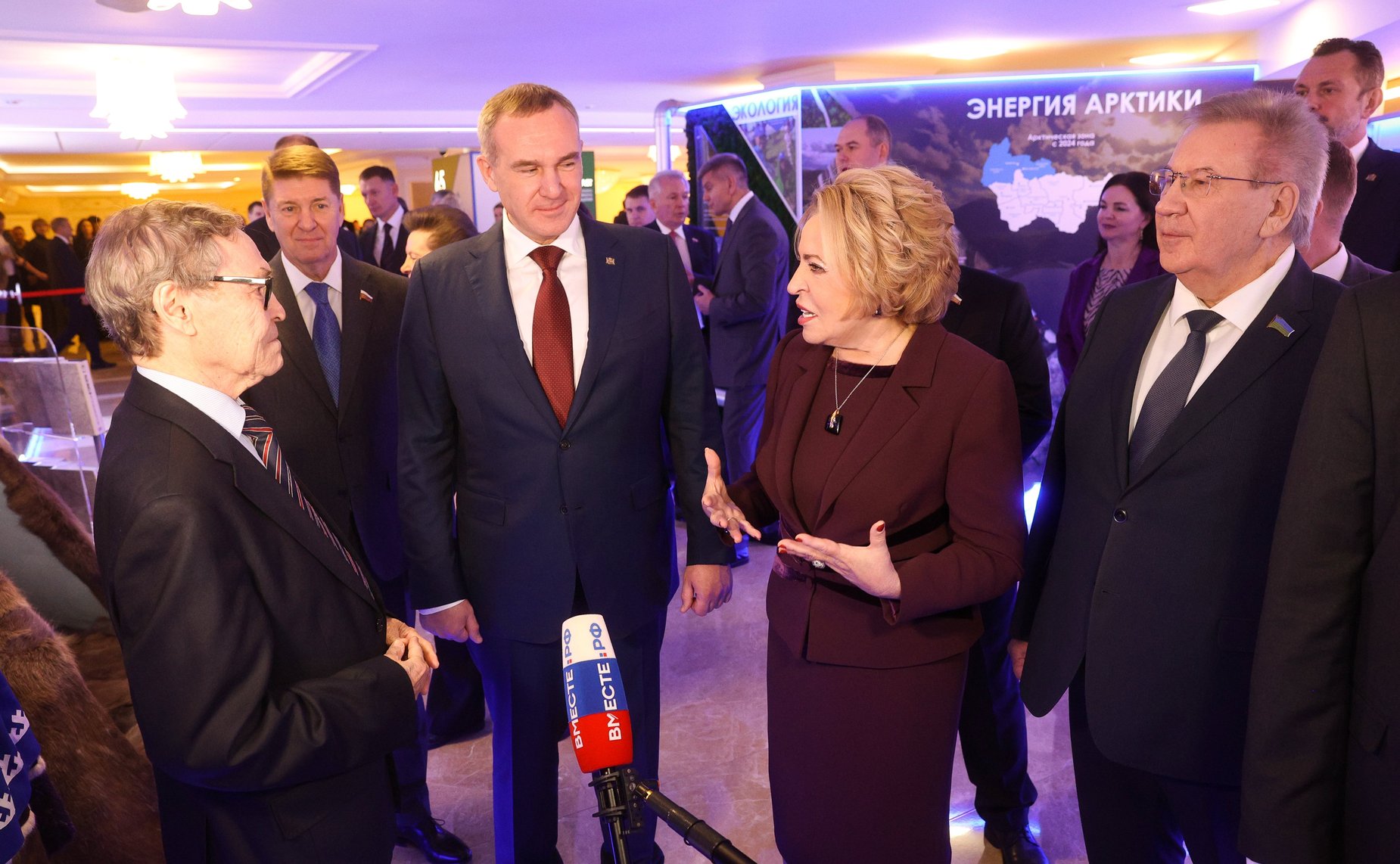 Валентина Матвиенко и Руслан Кухарук осмотрели выставку, посвященную истории и перспективным направлениям развития Ханты-Мансийского автономного округа – Югры