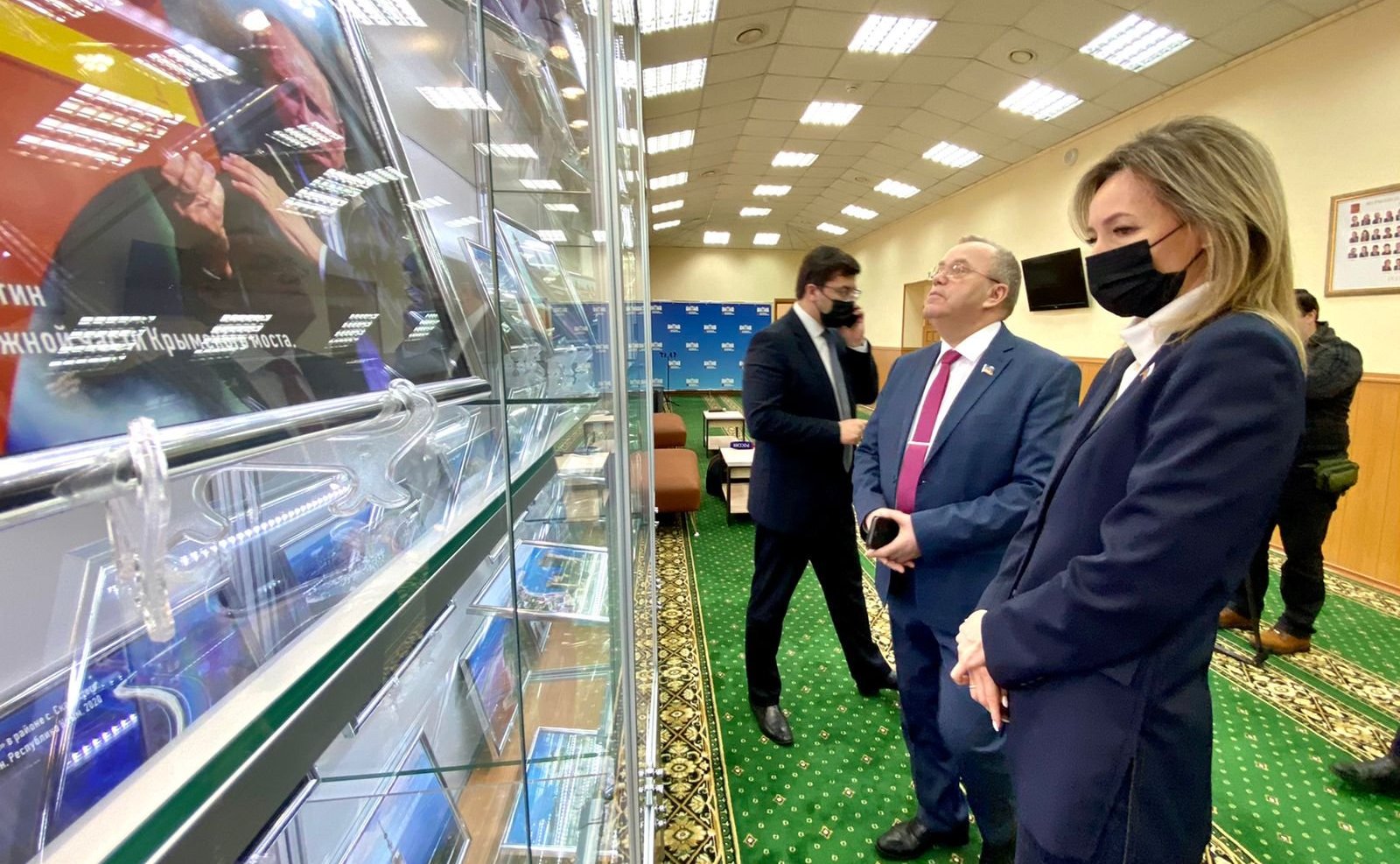 Татьяна Сахарова в рамках региональной недели приняла участие в открытии выставки «Крым и Россия: 8 лет вместе»