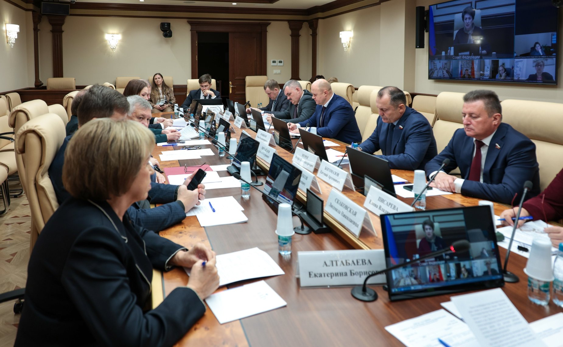 Совещание Комитета СФ по науке, образованию и культуре совместно с Комитетом СФ по экономической политике «Об организации в субъектах Российской Федерации перевозок детей школьными автобусами»