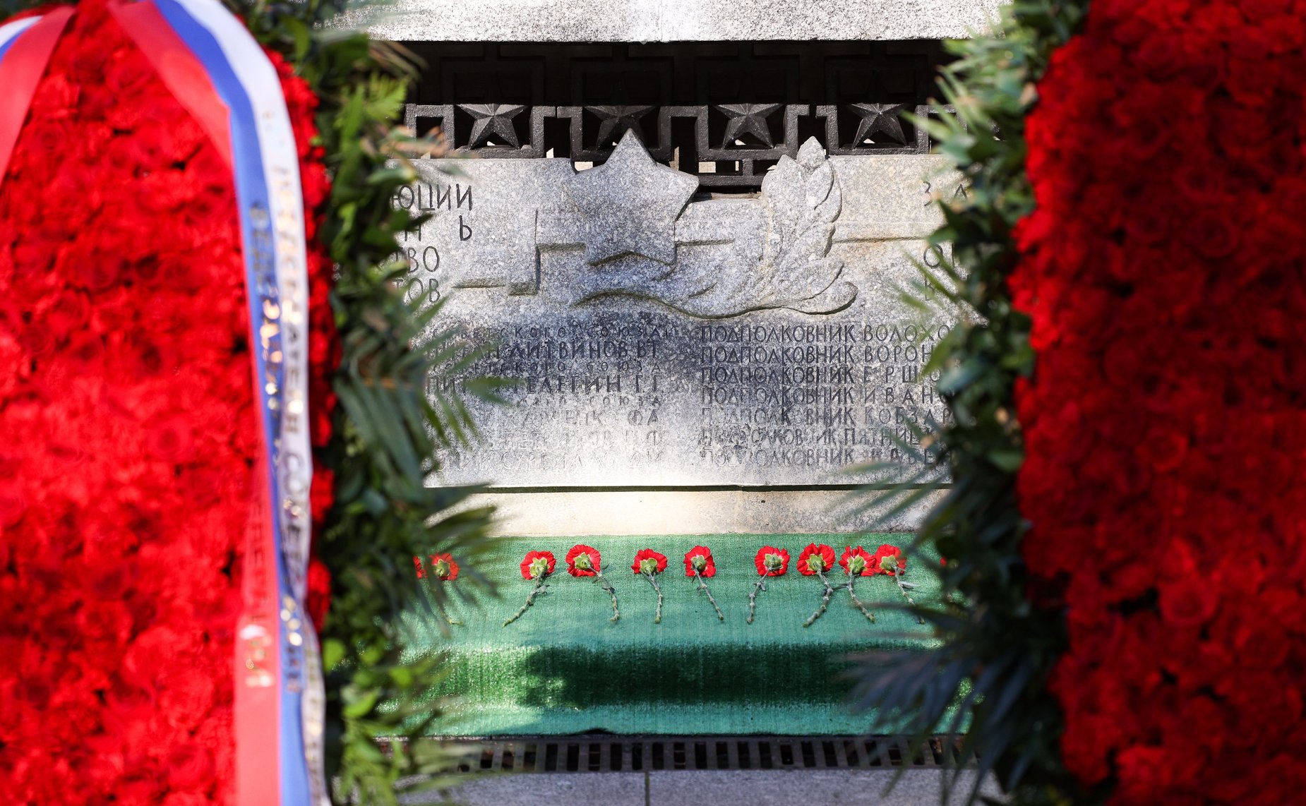 Председатель Совета Федерации Валентина Матвиенко и врио губернатора Новгородской области Александр Дронов возложили венки к Мемориалу «Вечный огонь славы»