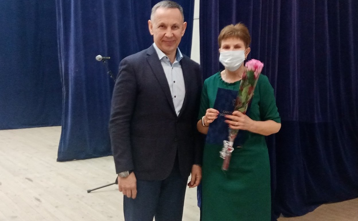 Олег Алексеев в ходе работы в регионе принял участие в заседании актива Александрово-Гайского муниципального района и вручил почетные грамоты и благодарственные письма особо отличившимся жителям района