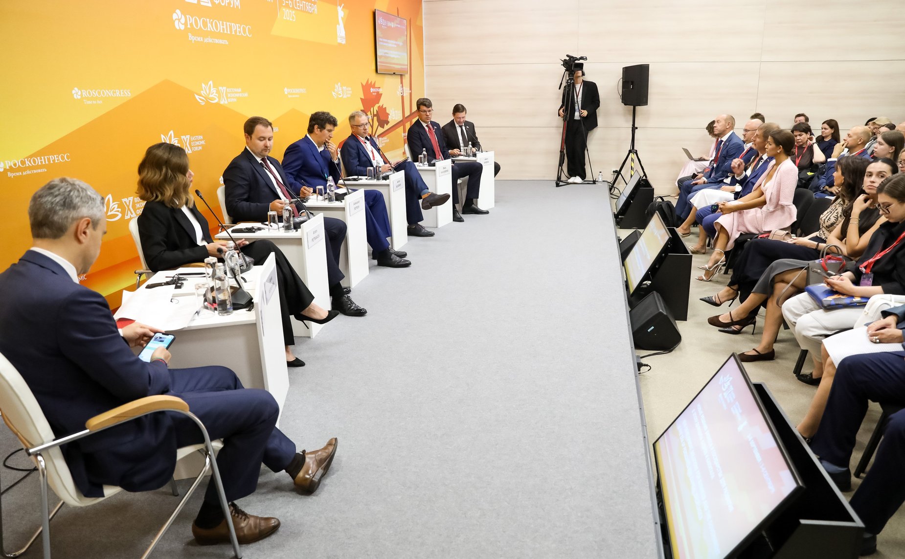 Сессия «Новые решения бизнеса и государства для развития в эпоху дефицита кадров и капитала». X Восточный экономический форум