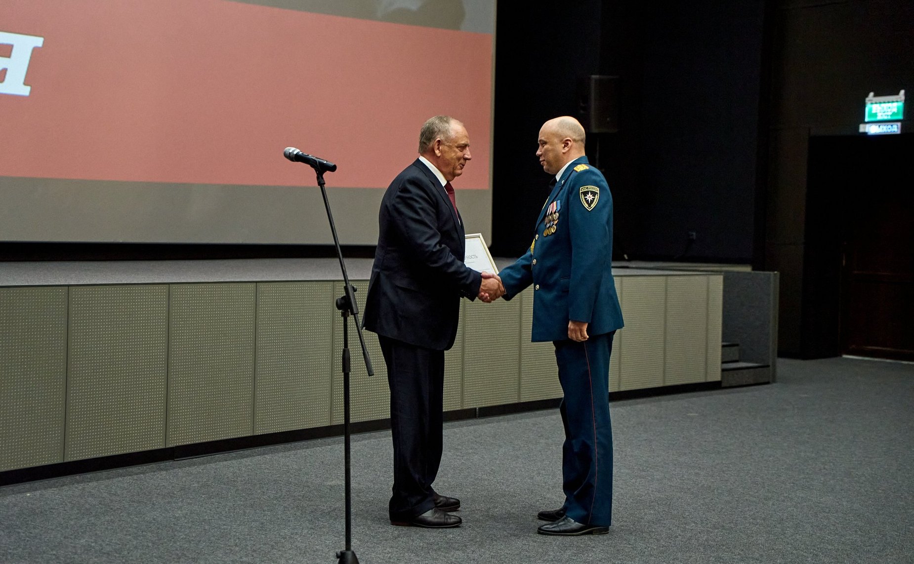 Сергей Митин принял участие в торжественном мероприятии, посвященном Дню пожарной охраны России в Великом Новгороде