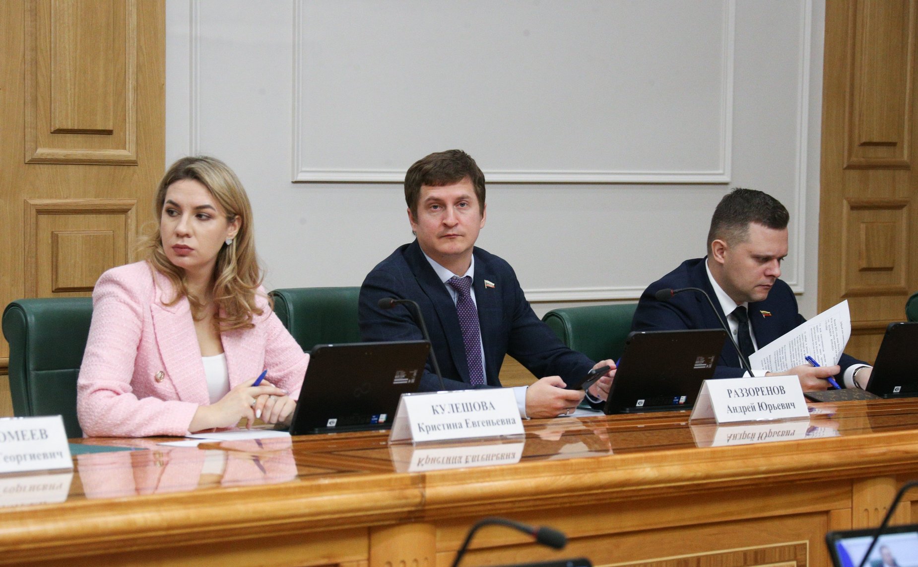 Первый заместитель председателя Комитета СФ по социальной политике Александр Варфоломеев провел встречу молодых парламентариев на тему «Время созидать. Молодежь как основа нового мира»