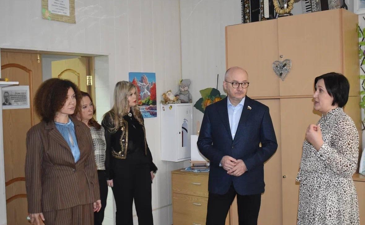 Олег Цепкин посетил копейский Геронтологический центр