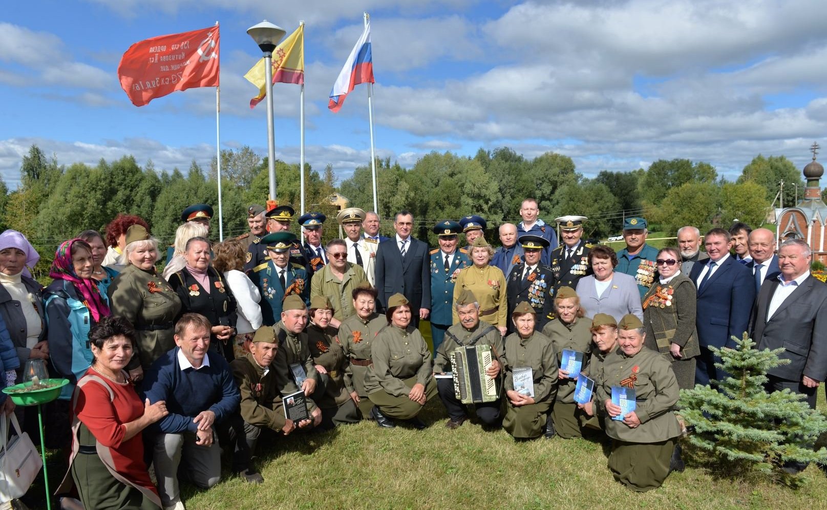 Н. Федоров в рамках рабочей поездки в Чебоксарском районе Чувашии посетил мемориал «Память» и пообщался с педагогами и учениками Толиковской средней общеобразовательной школы