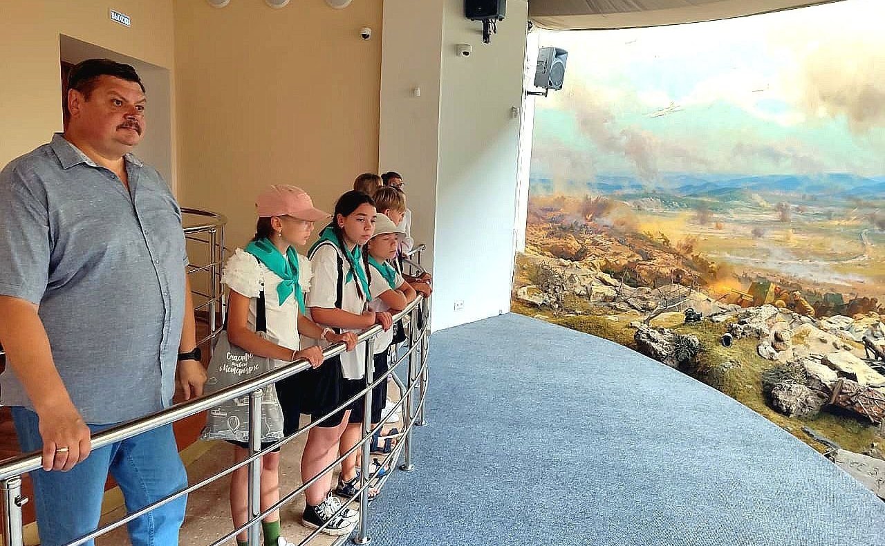 Сергей Колбин вместе с уполномоченным по правам ребенка в городе Севастополе Мариной Песчанской посетил детский оздоровительный лагерь «Ласпи» и принял участие в митинге в память о погибших детях Донбасса