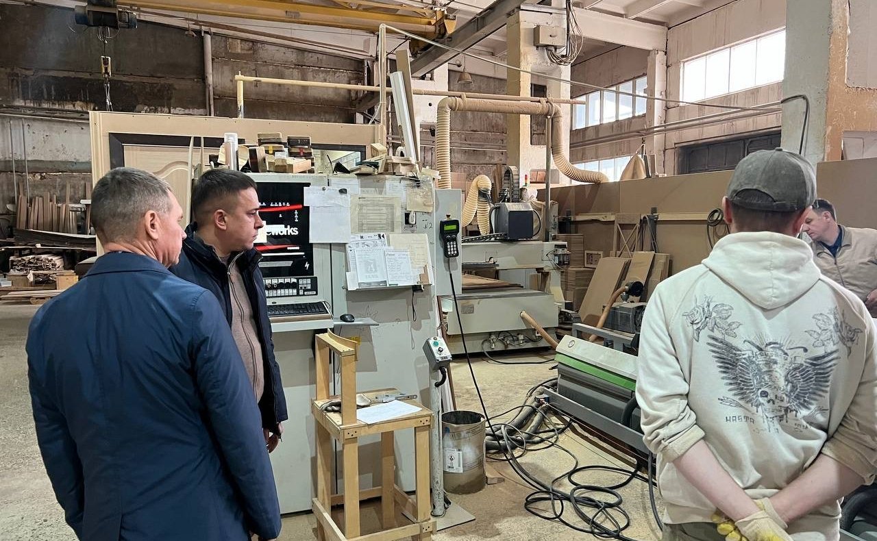 Айрат Гибатдинов посетил фабрику в Заволжском районе Ульяновской области, которая специализируется на деревообработке