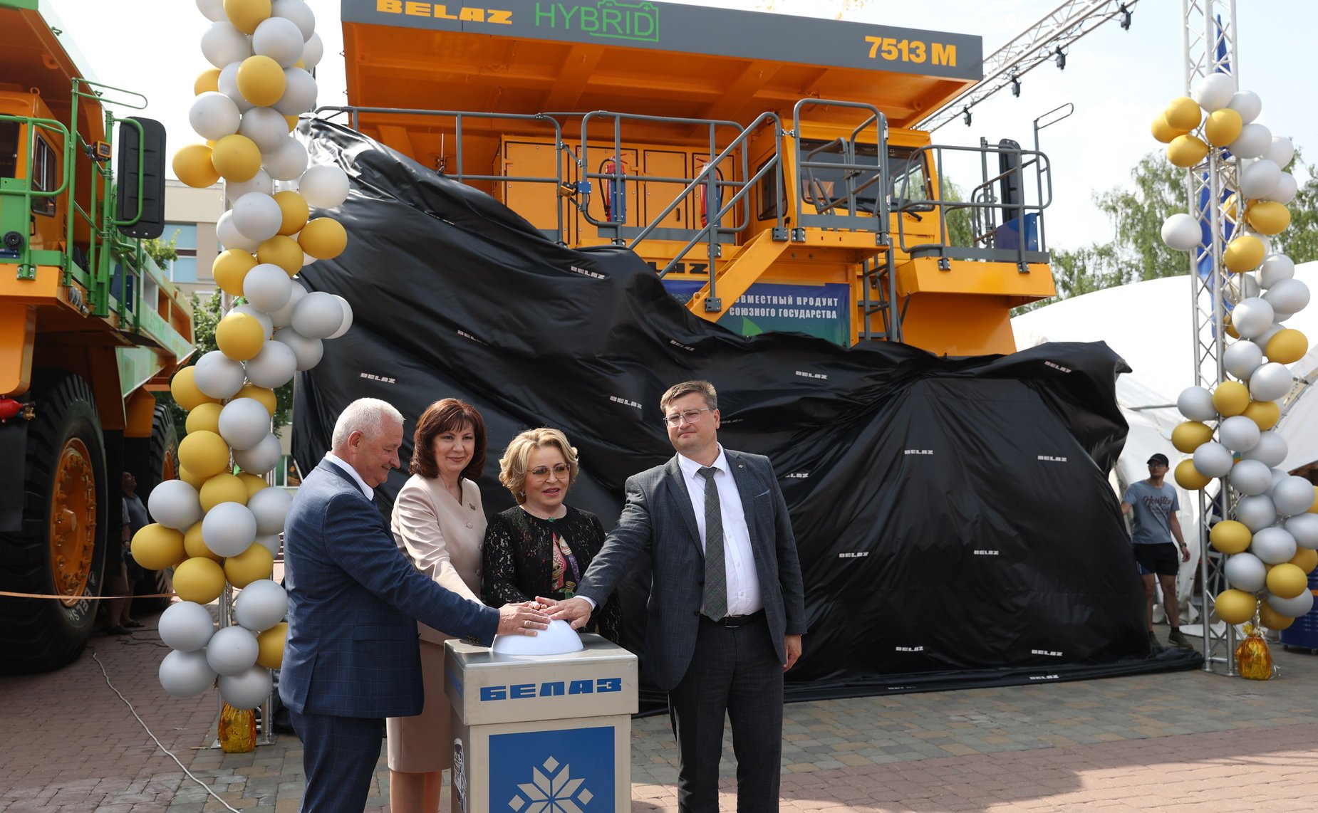 Валентина Матвиенко совместно с Натальей Кочановой открыли ярмарку достижений народного хозяйства Беларуси