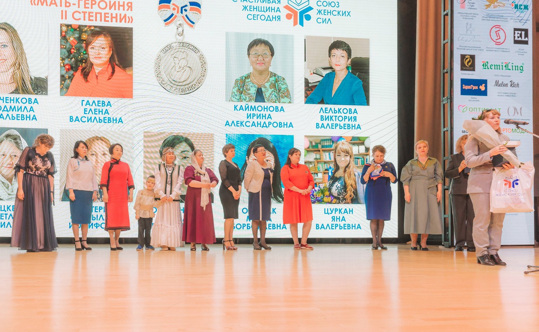 Ольга Епифанова вручила жительнице Республики, многодетной матери Елене Галевой общественную награду «Мать-героиня» 2 степени