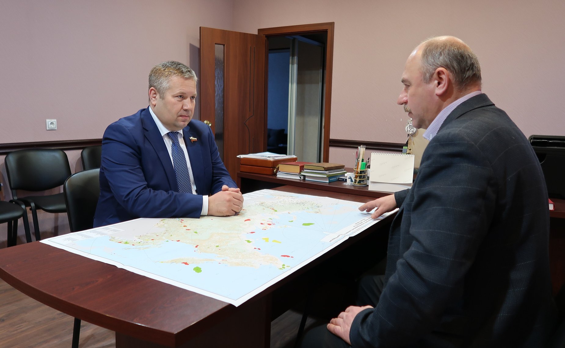 Денис Гусев провёл рабочую встречу с директором ФГБУ «Государственный природный заповедник «Ненецкий» Станиславом Золотым