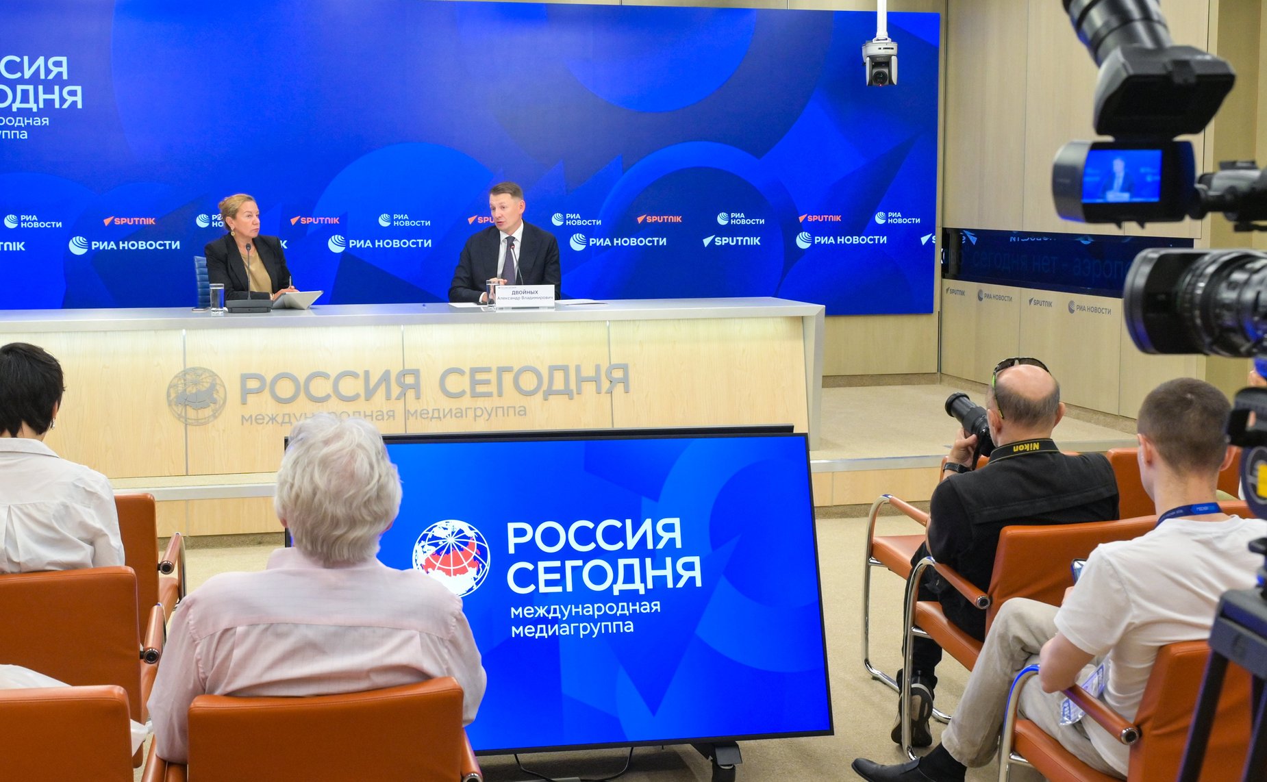Пресс-конференция председателя Комитета СФ по аграрно-продовольственной политике и природопользованию Александра Двойных по итогам работы в период весенней сессии