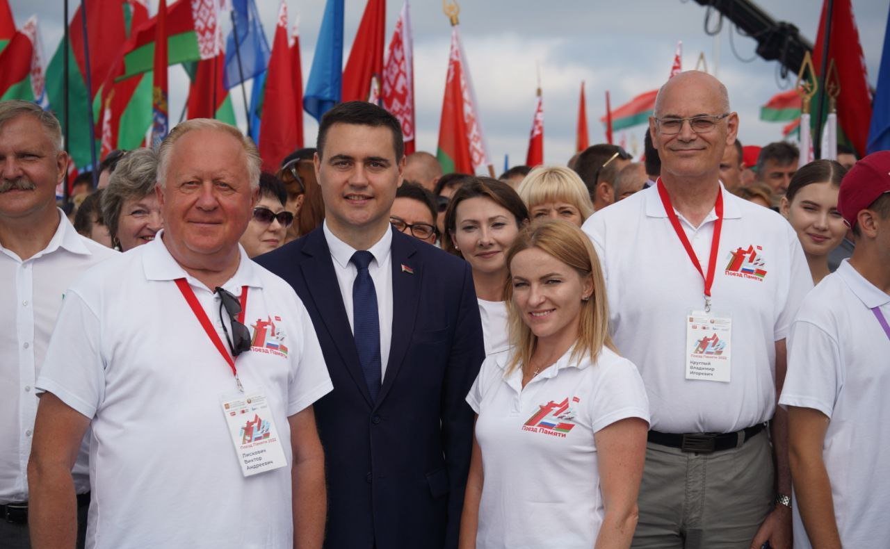 Участники акции почтили память героев Великой Отечественной войны в мемориальном комплексе «Курган Славы» в Минске