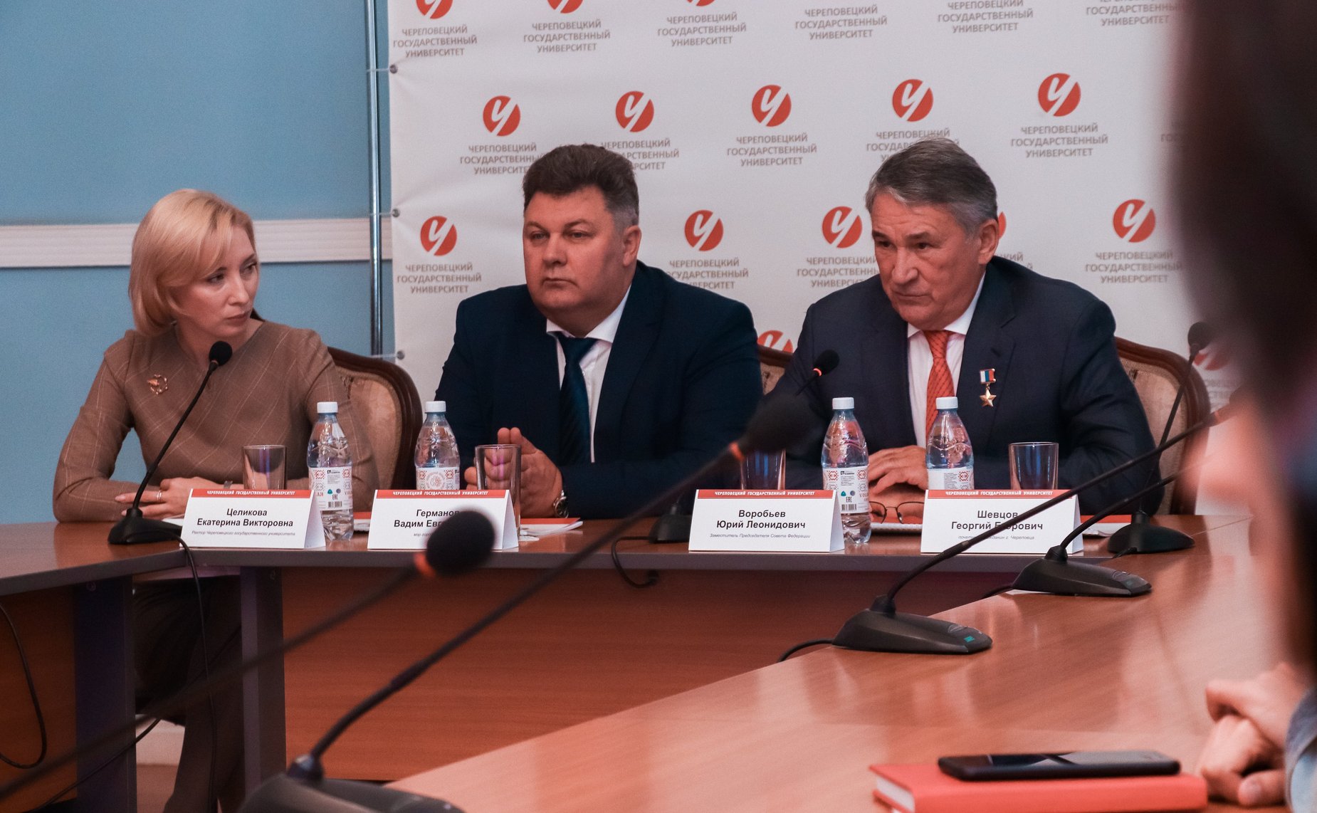 Юрий Воробьев провел встречу с представителями студенческих сообществ и объединений региона на тему «Мир сегодня»