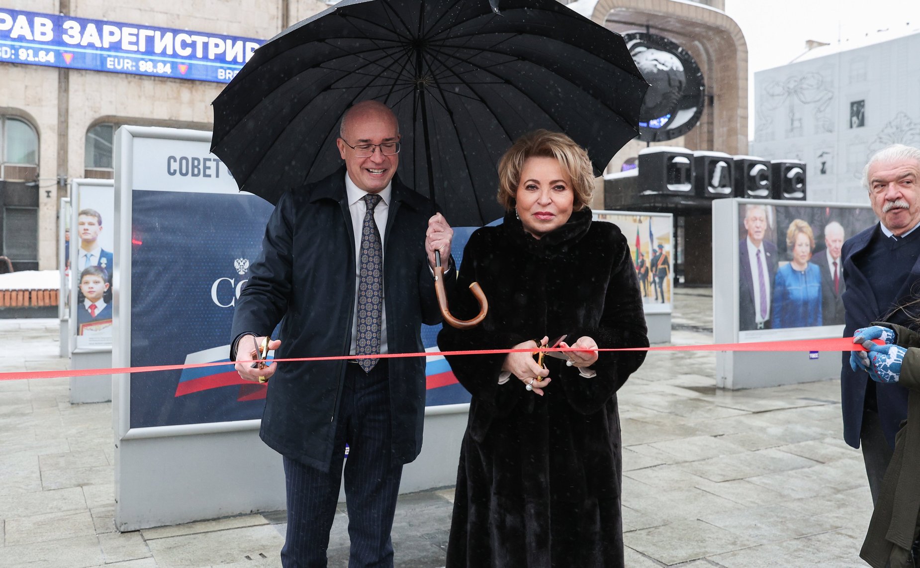 Председатель Совета Федерации Валентина Матвиенко приняла участие в открытии фотовыставки «Совет Федерации в объективе ТАСС», посвященной 30-летию Совета Федерации