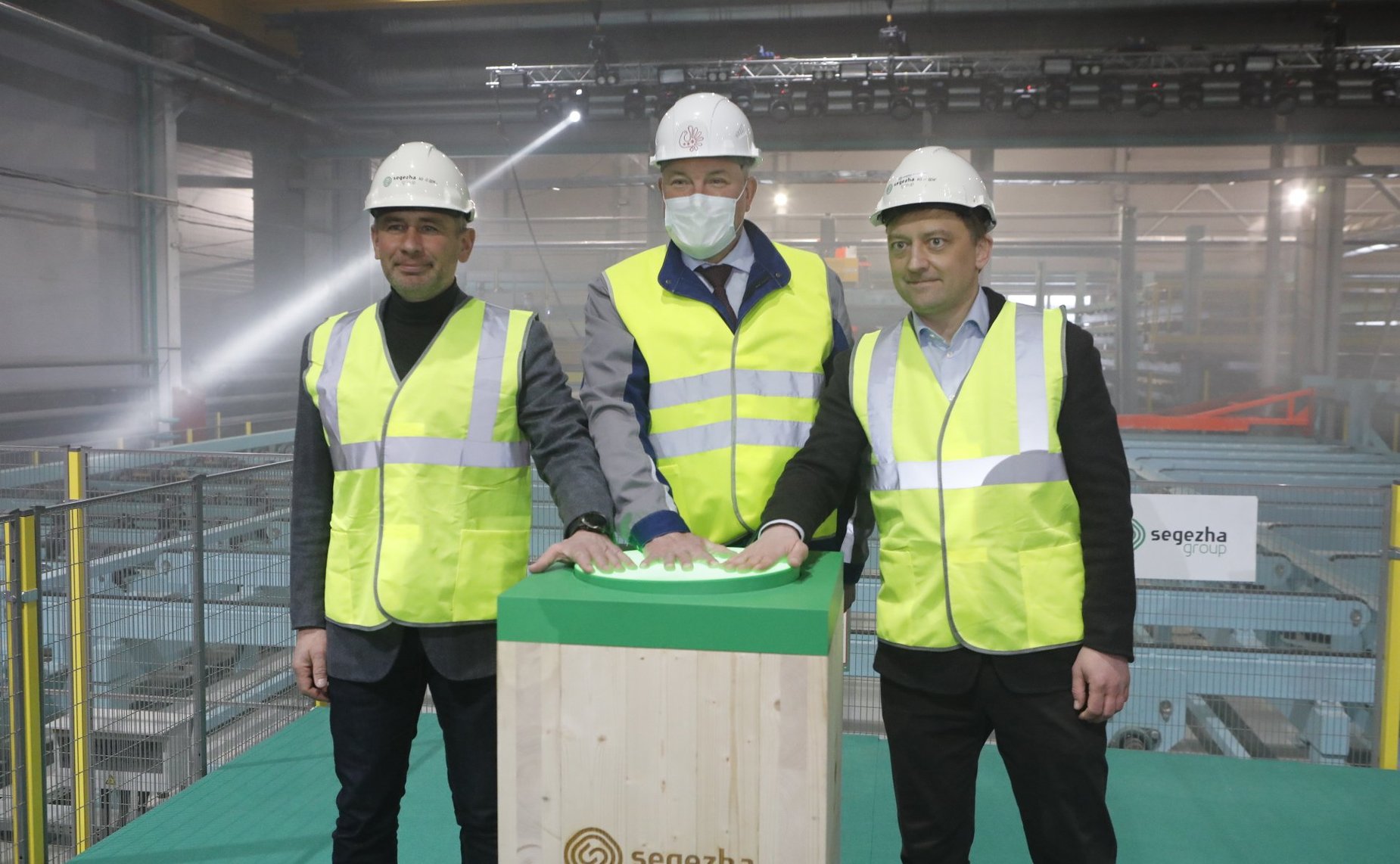 Символическую кнопку пуска нового завода нажали губернатор Олег Кувшинников и председатель компании Михаил Шамолин