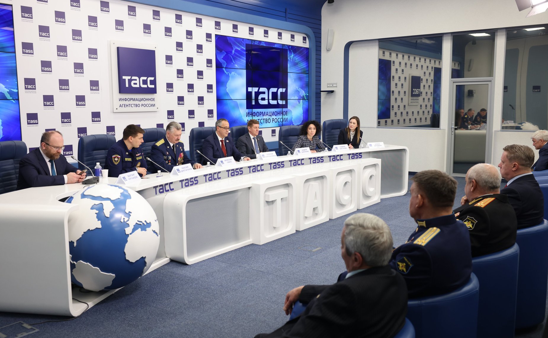 В пресс-центре ТАСС председатель Комитета СФ по федеративному устройству, региональной политике,МСУ и делам Севера Андрей Шевченко принял участие в пресс-конференции, посвященной запуску патриотического проекта «Города-герои – города Героев»