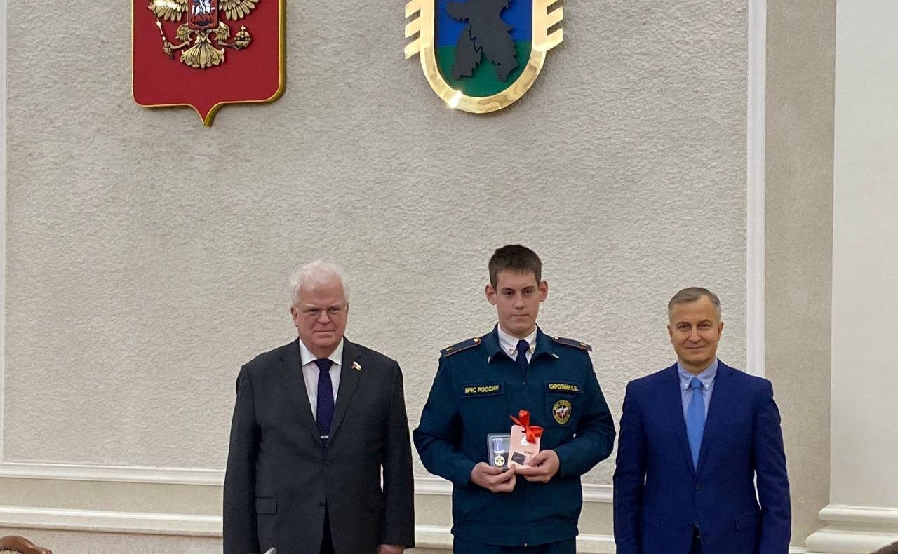 Владимир Чижов вместе с премьер-министром правительства Республики Карелия Александром Чепиком принял участие в церемонии награждения школьников из Республики Карелия памятными медалями Совета Федерации «За проявленное мужество»