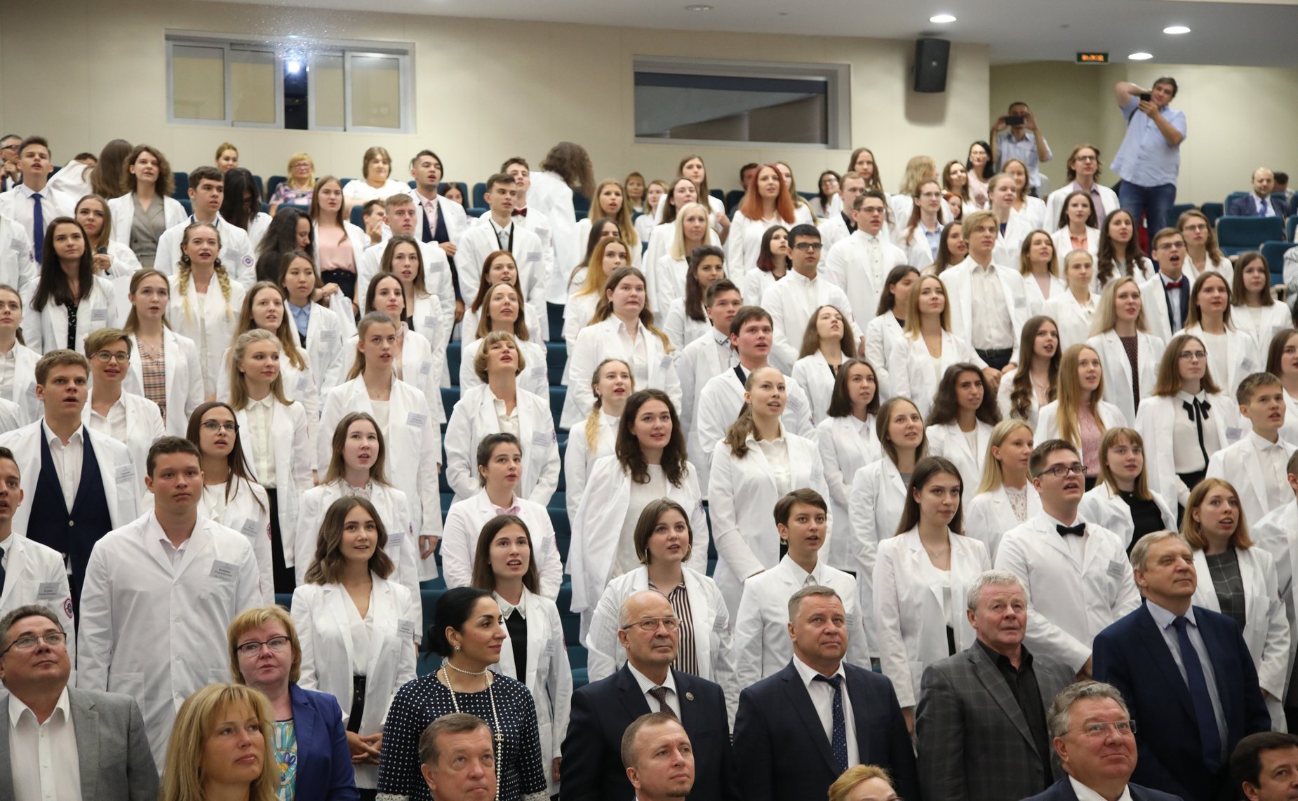 Церемония посвящения в студенты будущих врачей в Национальном медицинском исследовательском центре имени В.А. Алмазова в Санкт-Петербурге