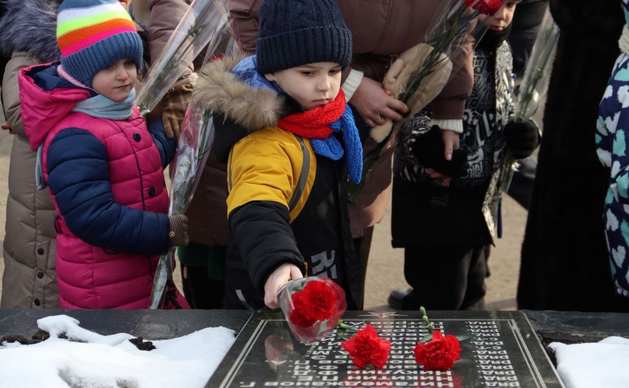 Ольга Бас приняла участие в церемонии возложения Гирлянды Славы в ЛНР