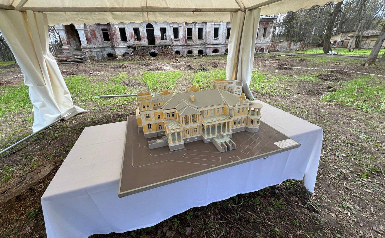 Анатолий Артамонов в ходе поездки в регион посетил музей изобразительных искусств и принял участие в открытии выставки заслуженного художника РФ Наталии Овсиенко «Россия — Китай. Без перевода»