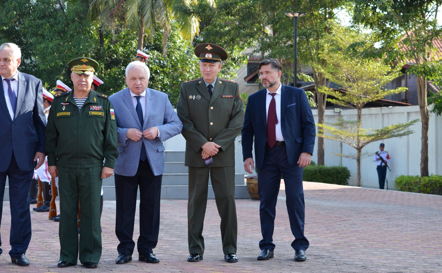 Российские парламентарии возложили цветы к памятнику советским летчикам транспортной авиации во Вьентьяне, участвовавшим в боевых действиях в Индокитае в годы американской агрессии с 1960 по 1973 годы