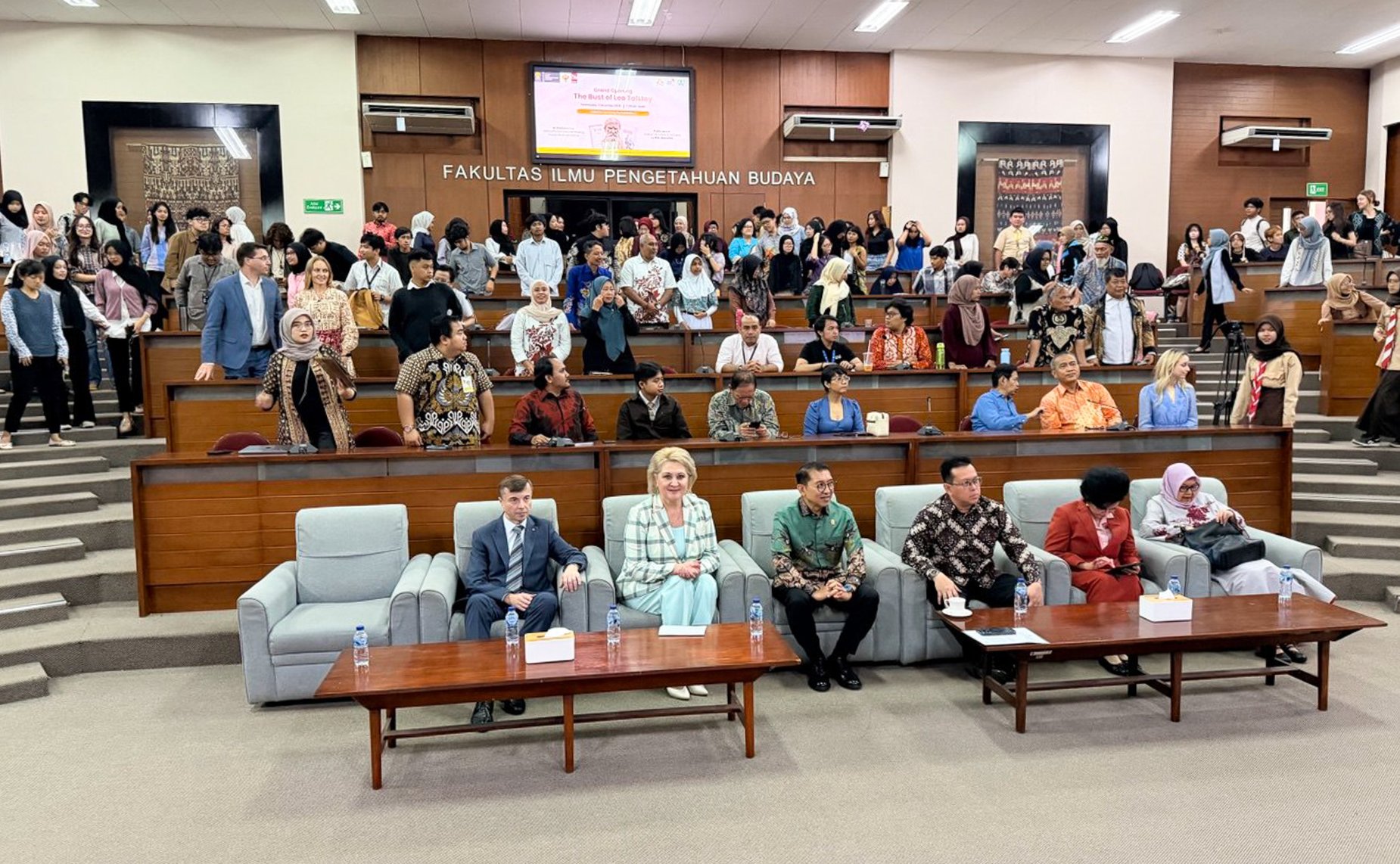 Делегация Совета Федерации в Университете Индонезии в Джакарте приняла участие в церемонии открытия бюста Л.Н. Толстому