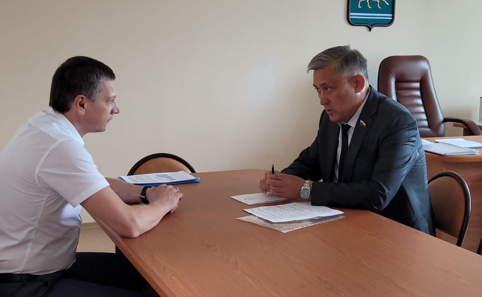 Юрий Валяев провел встречу с уполномоченным по защите прав предпринимателей в Еврейской автономной области, а также принял участие в церемонии награждения биробиджанских бойцов, вернувшихся из служебной командировки