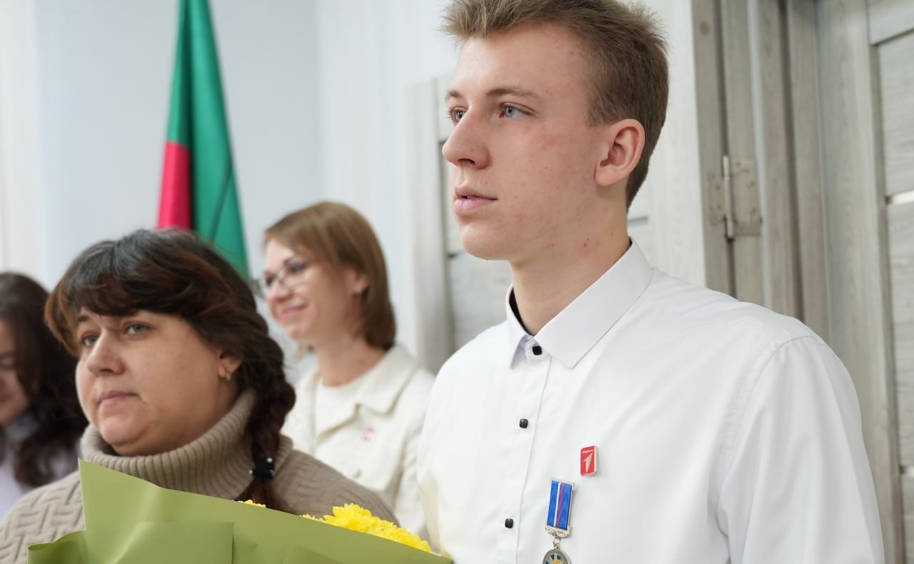 Дмитрий Ворона вместе с губернатором Запорожской области Евгением Балицким провел церемонию награждения детей-героев, проявивших мужество и ответственность в сложных ситуациях, угрожавших безопасности других людей