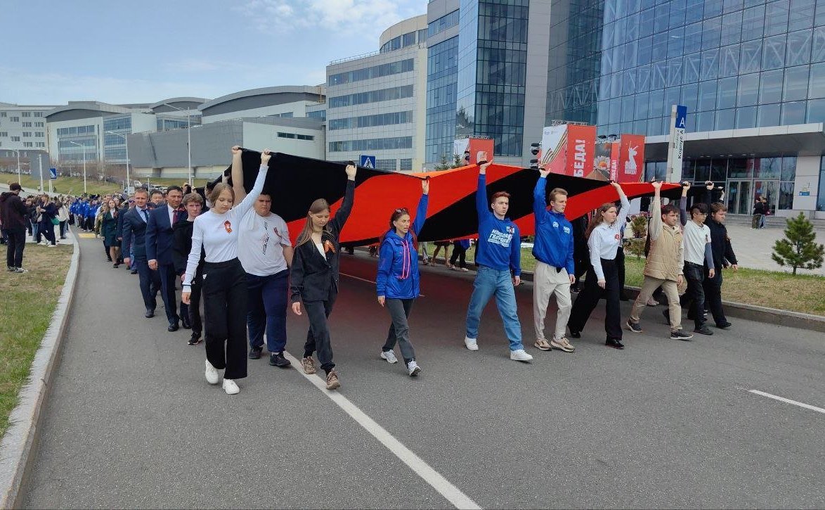 Александр Ролик во Владивостоке, в кампусе Дальневосточного федерального университета принял участие в патриотической акции «Международный Вальс Победы»