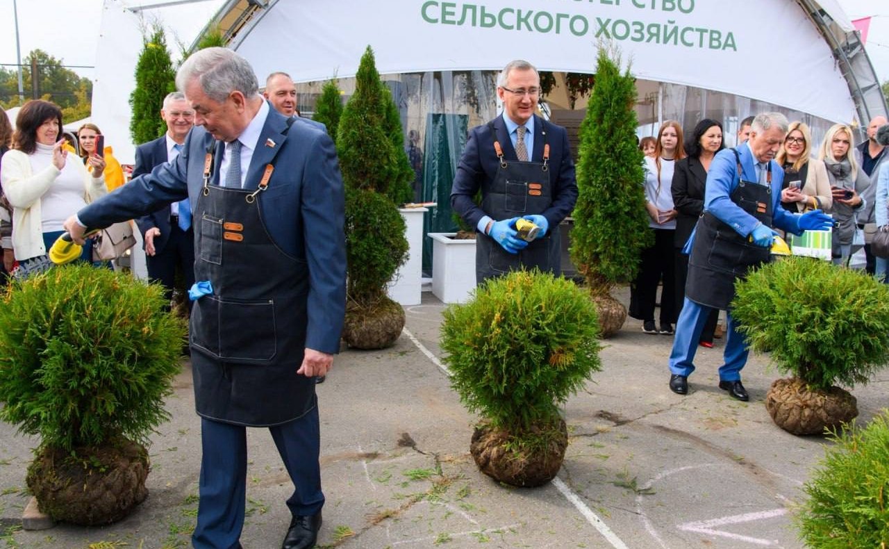 Анатолий Артамонов и Александр Савин посетили мемориальный комплекс «Безымянная высота» в Куйбышевском районе Калужской области