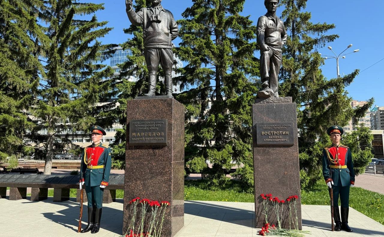 В г. Екатеринбурге сенаторы РФ провели церемонии возложения цветов к Широкореченскому военно-мемориальному комплексу, посвященному погибшим в Великой Отечественной войне, а также к военно-мемориальному комплексу «Черный тюльпан»