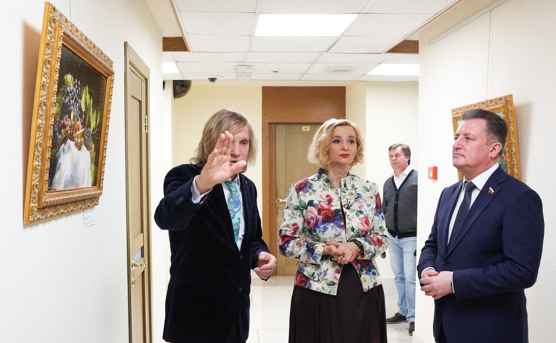 В Совете Федерации состоялось открытие выставки произведений живописи «Цветные письма в будущее»