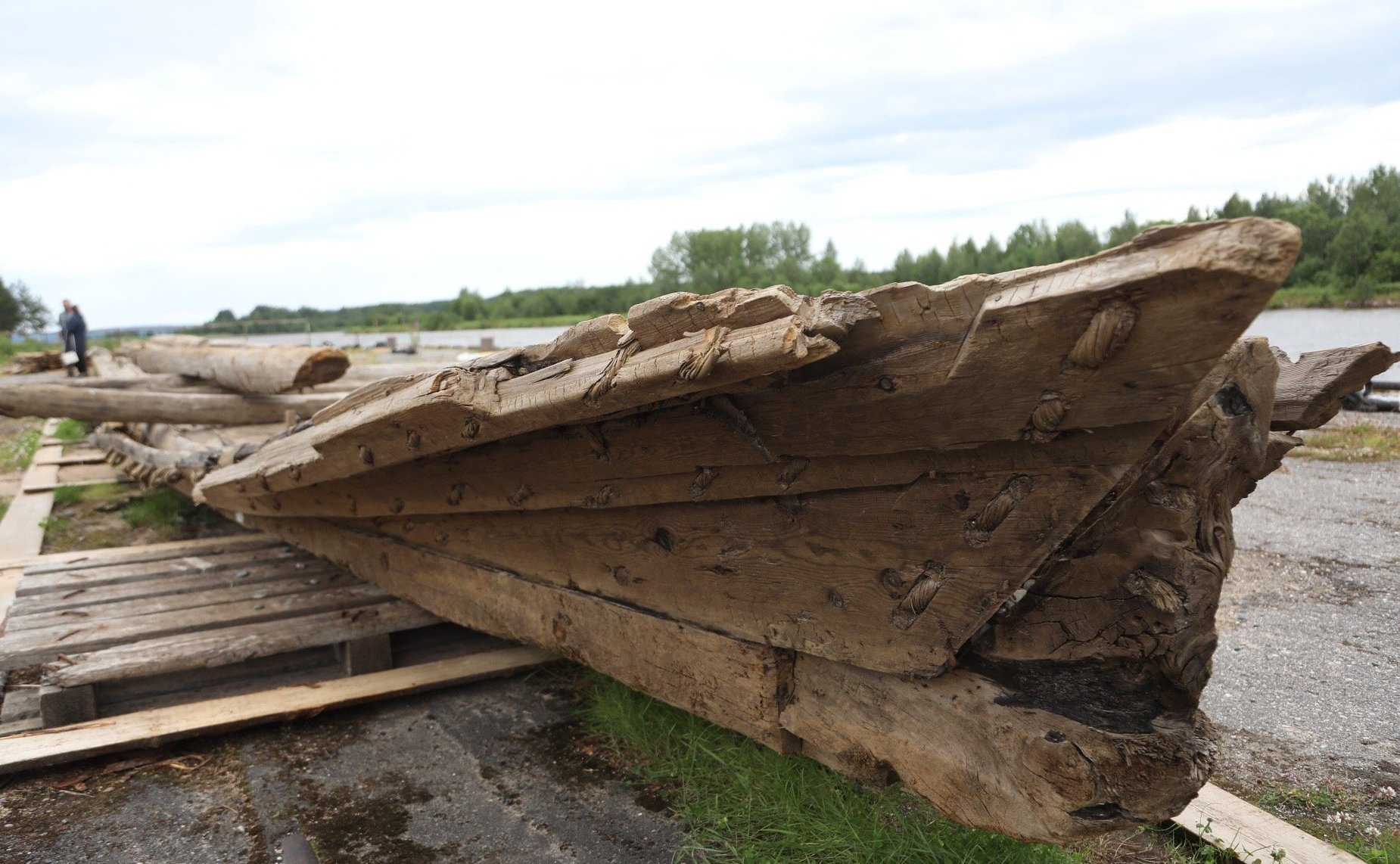 Юрий Воробьев посетил строящийся участок набережной реки Вытегра и осмотрел старинное судно – ладью XVII века