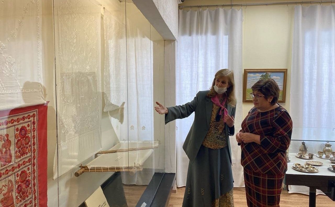 Ольга Хохлова в ходе рабочей поездки в регион посетила центр народных промыслов — поселок Мстёра Вязниковского района
