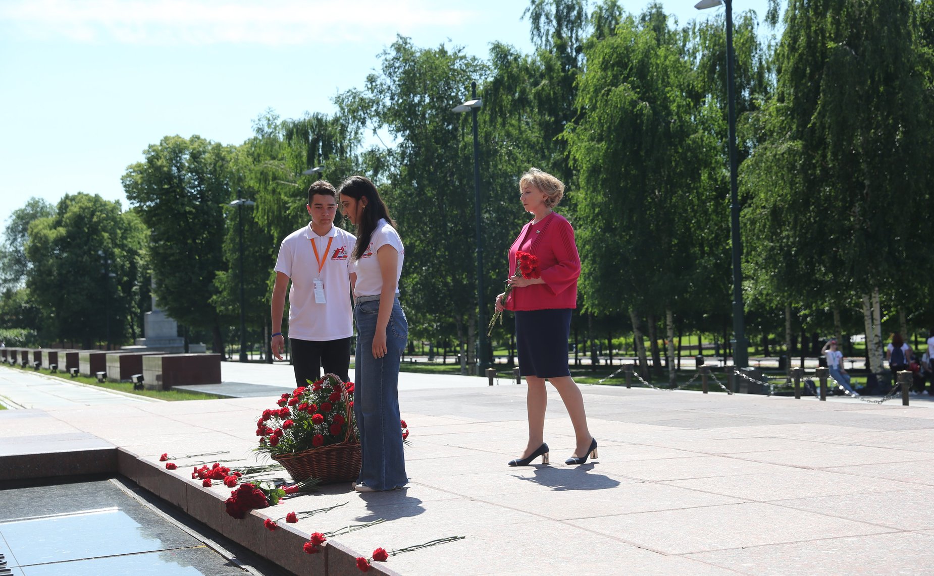 Экскурсионная программа для участников проекта «Поезд Памяти», возложение цветов в Александровском саду