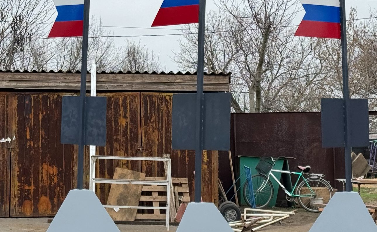 Игорь Кастюкевич посетил в Нижних Серогозах цех, где были изготовлены пять памятных знаков в честь погибших участников СВО