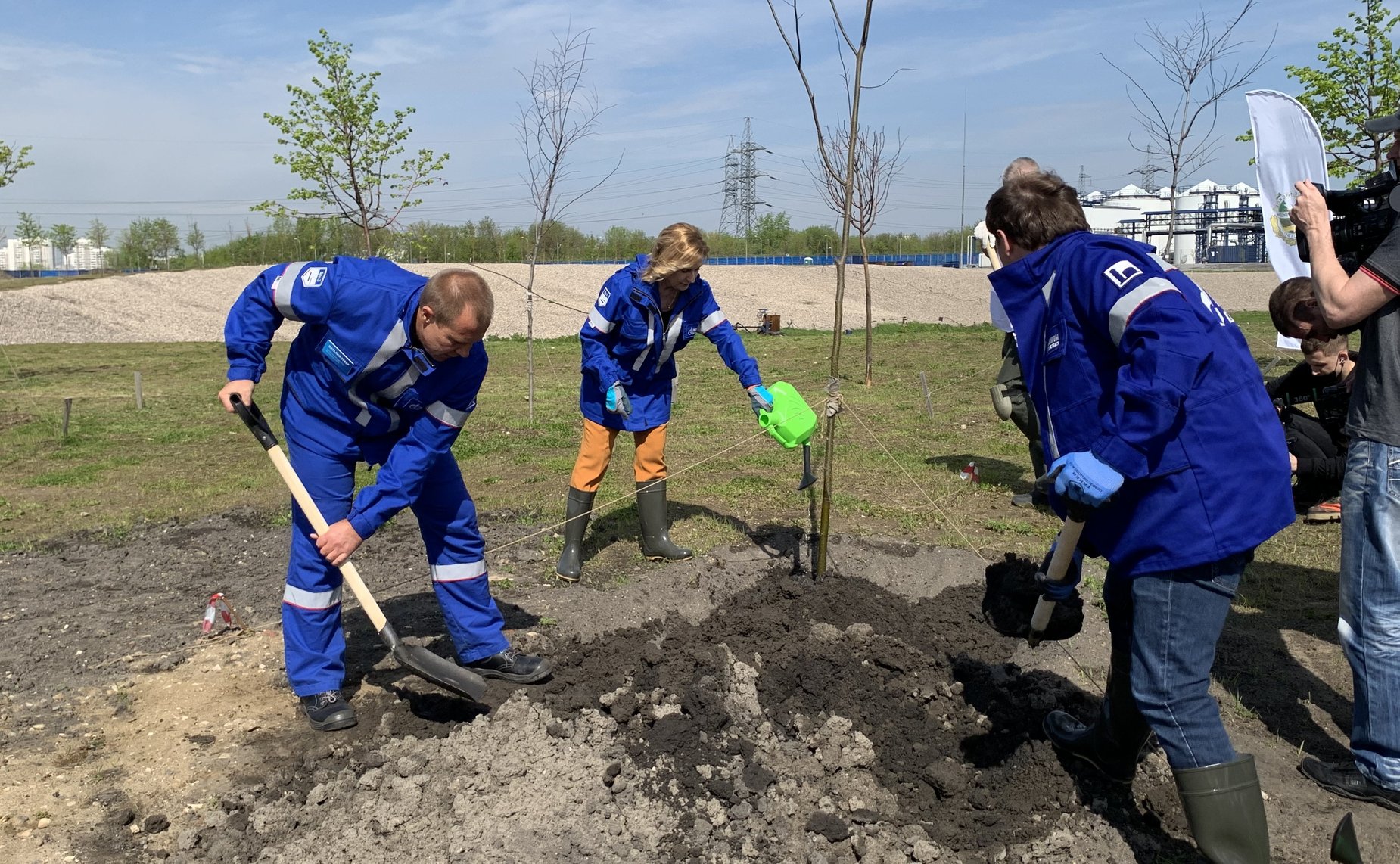Инна Святенко приняла участие в высадке деревьев на территории Юго-Восточного округа Москвы