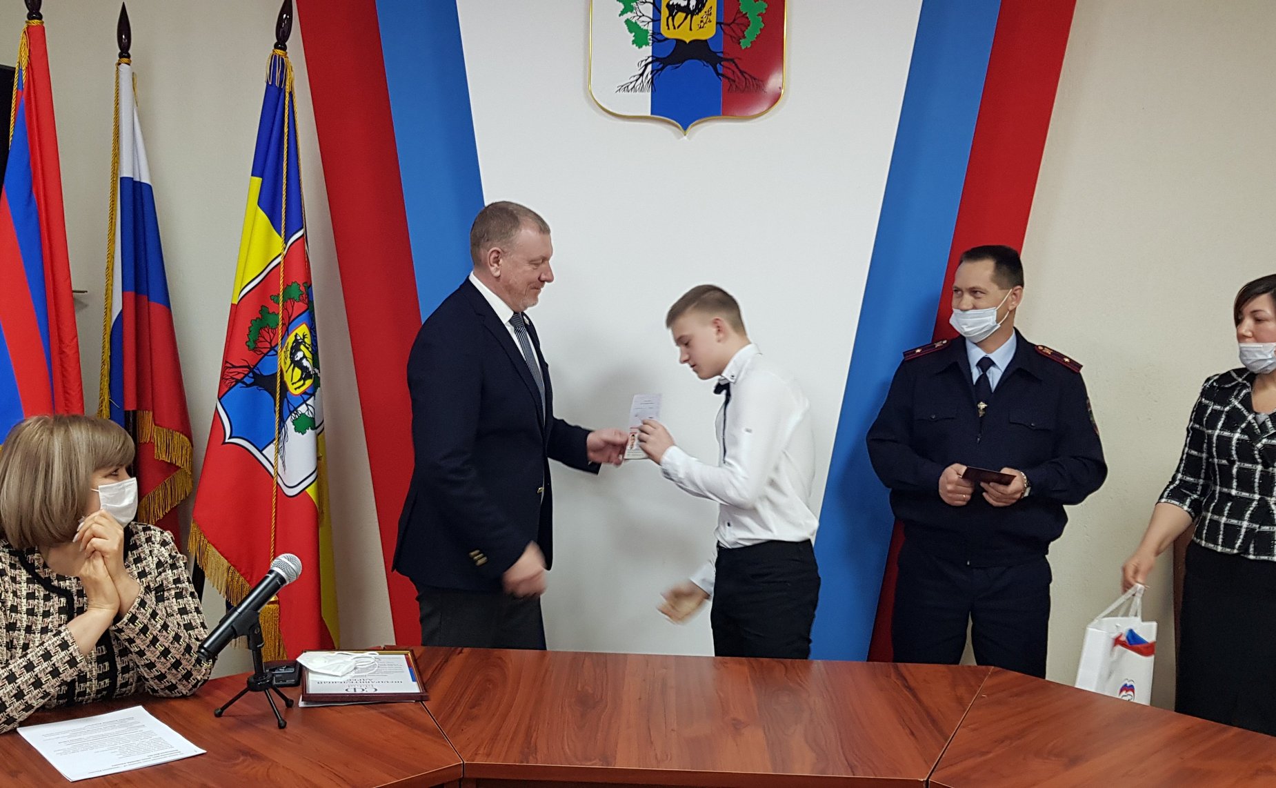 Сергей Горняков принял участие торжественной церемонии вручения паспортов гражданина России учащимся общеобразовательных школ города Урюпинска