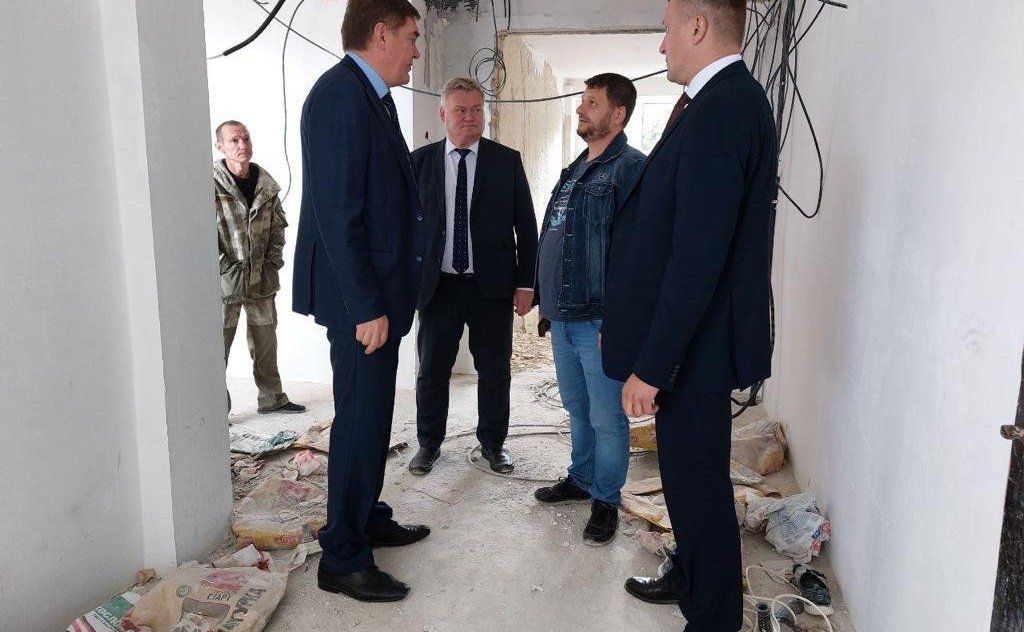 Александр Савин в ходе поездки в регион посетил школу № 2 г. Тарусы, где ведётся капитальный ремонт по программе Правительства РФ