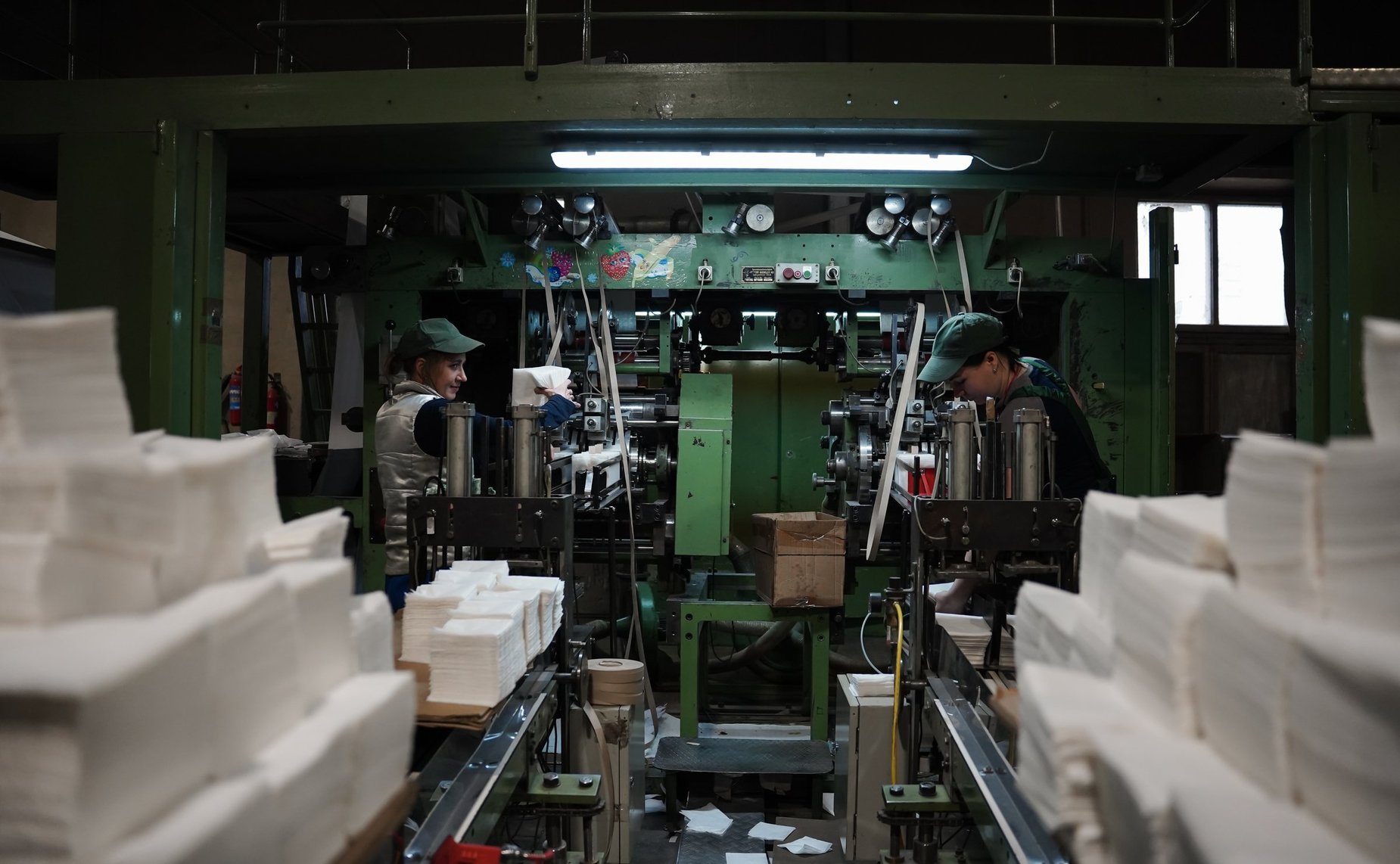 Елена Писарева в ходе рабочей поездки в регион посетила Вельгийскую бумажную фабрику