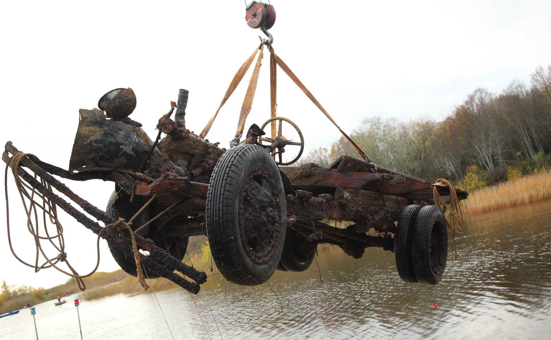 Дмитрий Василенко принял участие в экспедиции в поселок Кобона Кировского района. Здесь состоялась торжественная церемония подъема со дна Ладожского озера автомобиля времен Великой Отечественной войны