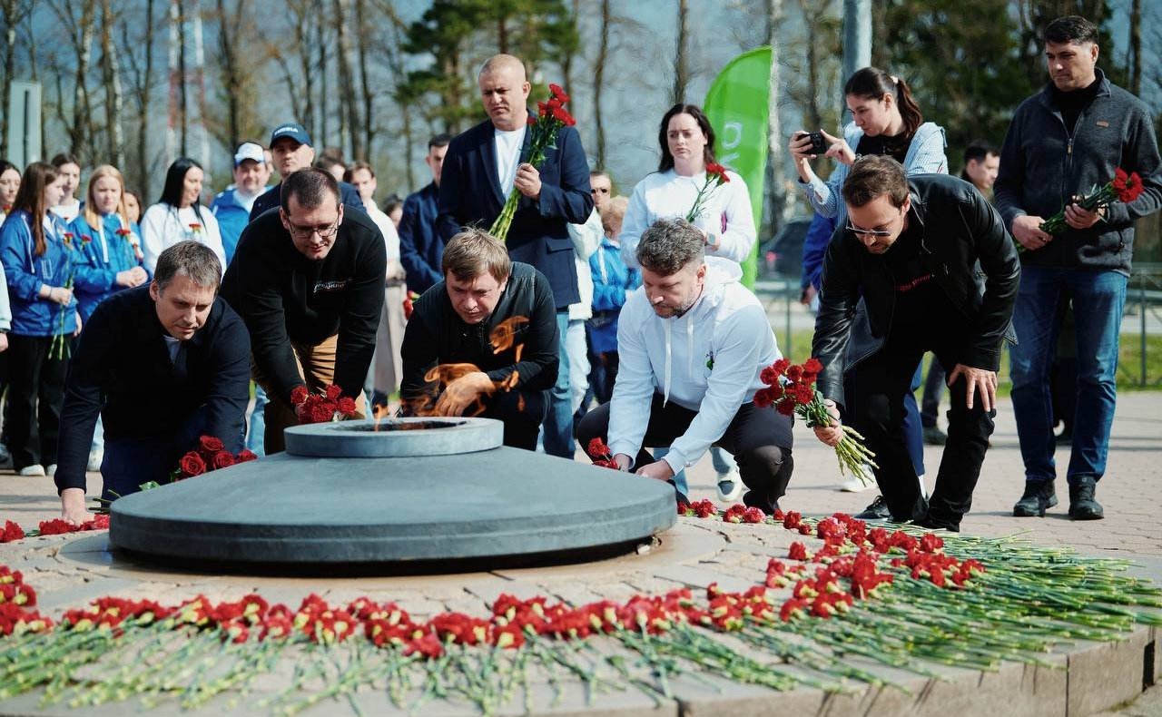 В Мемориальном комплексе «Рубеж Славы» в Снегирях прошла минута молчания в память о героях Великой Отечественной войны и возложение цветов к памятнику